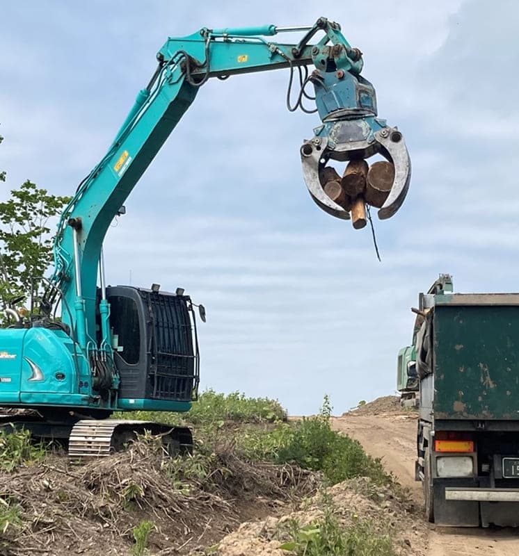 林地残材や間伐材を積極的に活用し、未利用資源を有効燃料として再生。